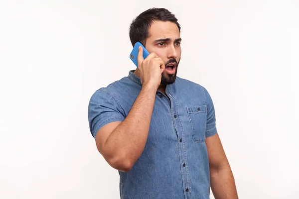 Σοκαρισμένος Άνθρωπος Γένια Μπλε Πουκάμισο Μιλώντας Τηλέφωνο Έκπληκτος Ειδήσεις Που — Φωτογραφία Αρχείου
