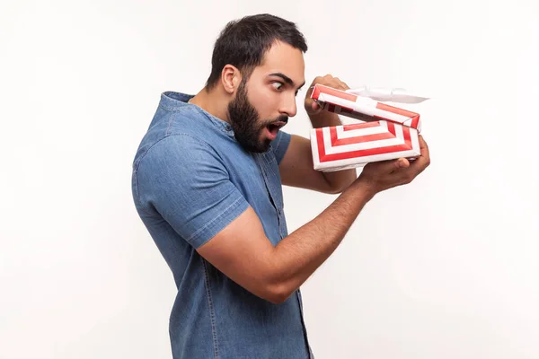 Potret Profil Mengejutkan Seorang Pria Membongkar Kotak Hadiah Dan Melihat — Stok Foto