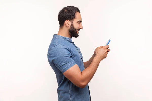 Profil Porträt Glücklicher Bärtiger Mann Der Auf Dem Smartphone Chattet — Stockfoto