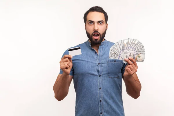 Hombre Emocionado Asombrado Con Barba Camisa Azul Sosteniendo Mostrando Billetes —  Fotos de Stock