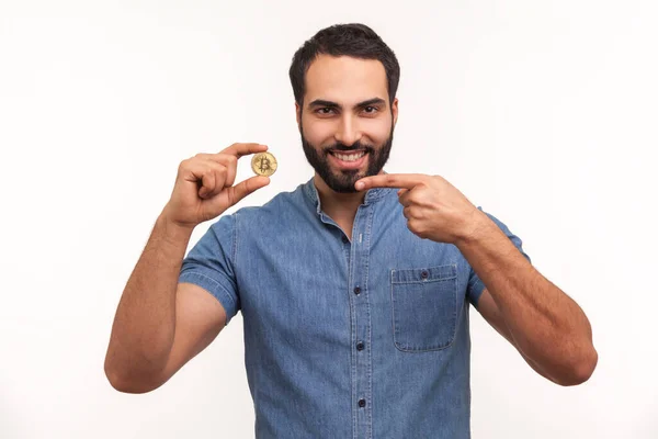 Θετικός Χαρούμενος Άνδρας Που Δείχνει Δάχτυλο Χρυσό Νόμισμα Στο Χέρι — Φωτογραφία Αρχείου