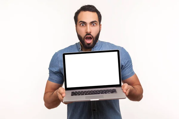 Geschokte Bebaarde Man Met Laptop Met Leeg Display Verrast Met — Stockfoto