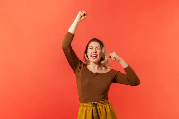 Переможець Портрет Щасливої Усміхненої Красивої Жінки Яка Підняла Руки Згорнутими — стокове фото