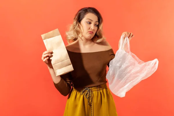 Junge Frau Hält Papier Und Plastiktüten Den Händen Bevorzugt Ökologische — Stockfoto