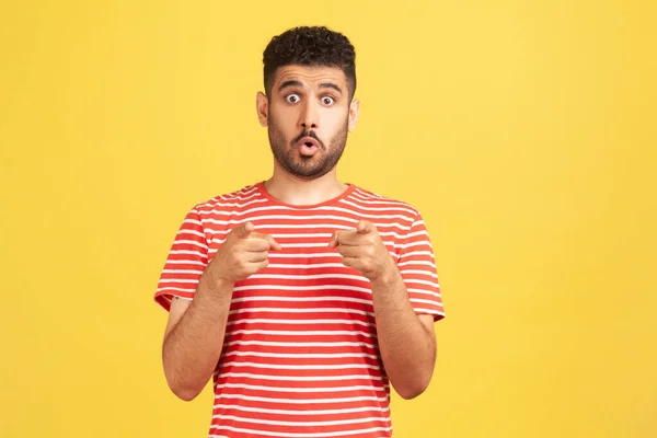 Jij Daar Verbazingwekkende Geschokte Man Met Baard Gestreept Shirt Wijzend — Stockfoto