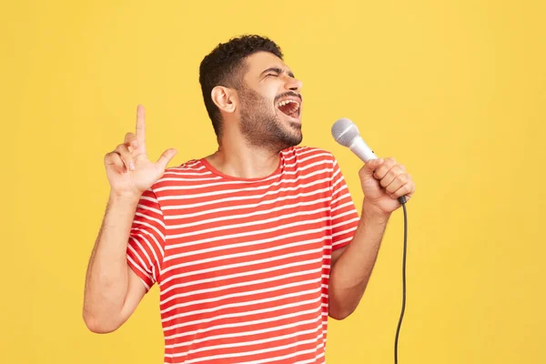 Baard Man Professionele Muzikant Gestreepte Shirt Zingen Liedjes Met Microfoon — Stockfoto