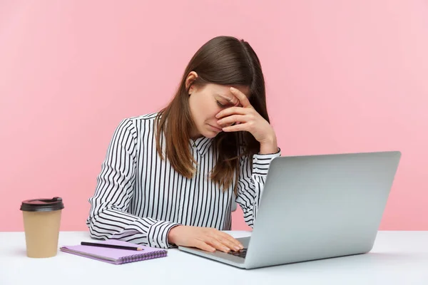 Déprimé Femme Bureau Surmenée Pleurant Tête Penchée Sur Main Assis — Photo