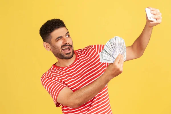 Äußerst Zufriedener Mann Blogger Gestreiftem Shirt Macht Selfie Foto Mit — Stockfoto