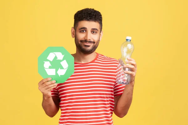 Sorrindo Homem Positivo Com Barba Camiseta Listrada Segurando Garrafa Plástico — Fotografia de Stock