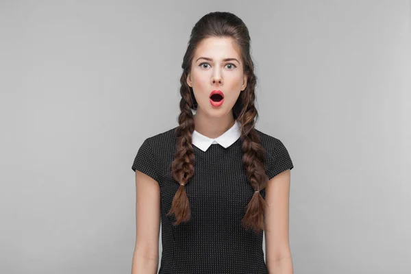 Geschokt Meisje Kijkt Naar Camera Met Stress Open Mond Binnen — Stockfoto