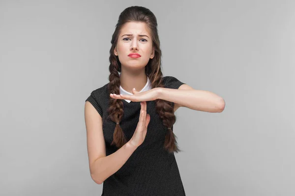 Mujer Bien Vestida Mostrando Signo Tiempo Espera Cámara Interior Plano —  Fotos de Stock