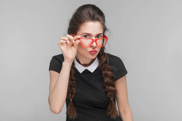 Saçları Örgülü Kırmızı Gözlüklü Genç Bir Kadının Portresi Kapalı Alan — Stok fotoğraf