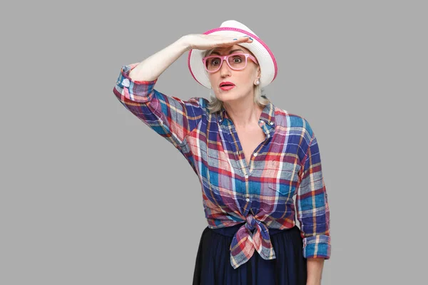 지금까지 뭔가를 머리에 모자와 안경을 이마에 스타일의 현대적 여성의 초상화 — 스톡 사진
