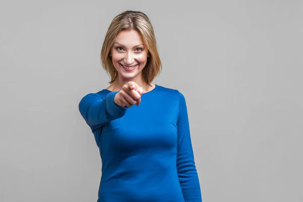 Você Retrato Mulher Elegante Positivo Vestido Azul Apertado Apontando Para — Fotografia de Stock