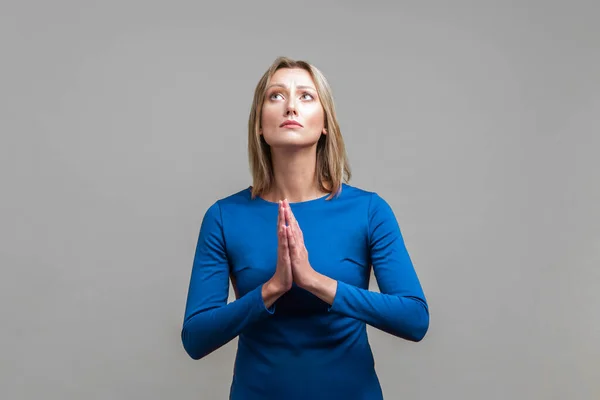 Por Favor Retrato Jovem Mulher Elegante Vestido Azul Mãos Dadas — Fotografia de Stock