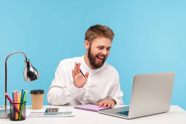 Heureux Homme Souriant Employé Bureau Assis Sur Lieu Travail Avec — Photo