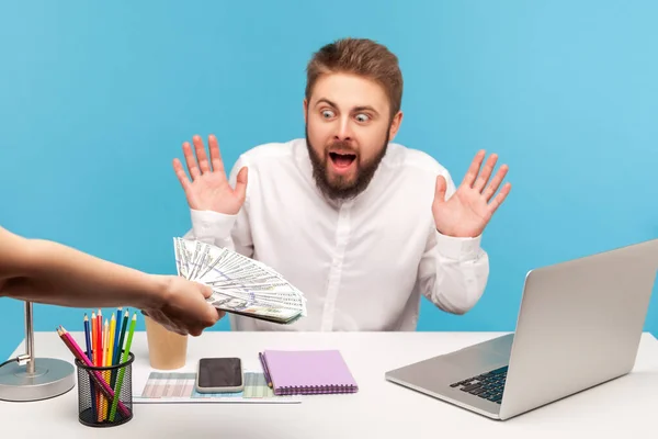 Uomo Scioccato Impiegato Con Barba Alzando Mani Urlando Guardando Mani — Foto Stock