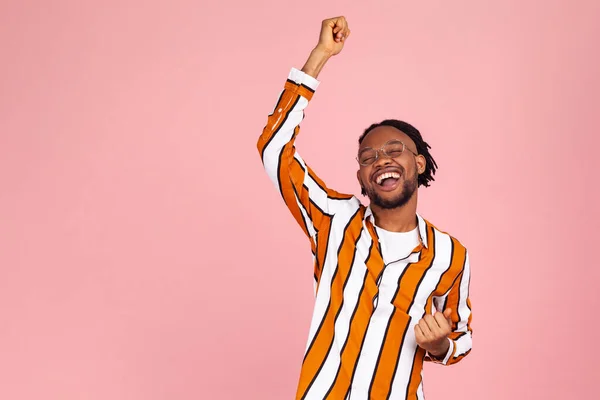 Entusiasmado Homem Afro Americano Barbudo Positivo Óculos Elegantes Camisa Listrada — Fotografia de Stock