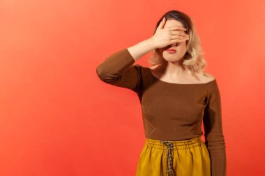 - Ben bunu görmek istemiyorum. Kahverengi günlük bluzlu, sarı saçlı genç bir kadının portresi avuçlarıyla ayakta ve gözlerini kapatıyor. Kırmızı arkaplanda kapalı stüdyo çekimleri