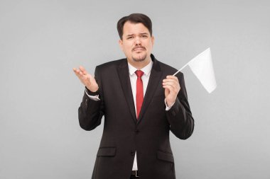 Bayrak ve teslimiyet. Bütün paramı kaybettim, işim başarısız oldu. İçerde, stüdyoda, gri arka planda izole edilmiş.