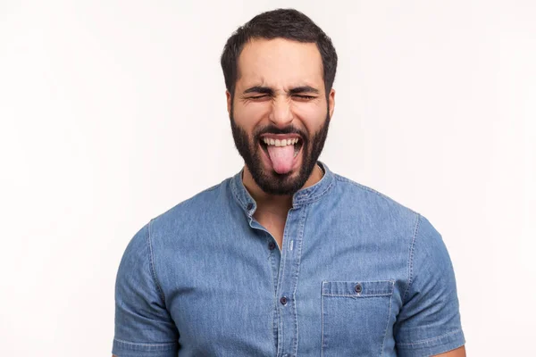 Hombre Infantil Travieso Con Barba Cerrando Los Ojos Mostrando Lengua — Foto de Stock