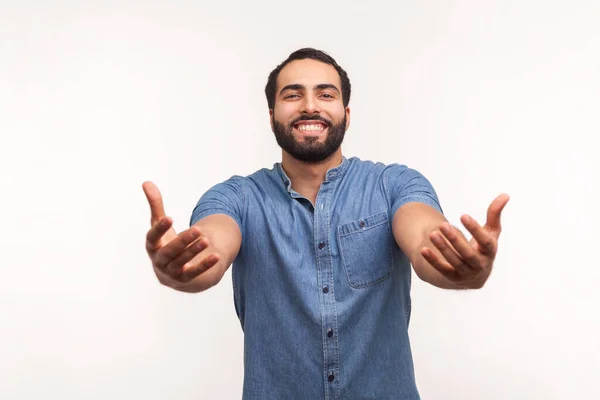 Hombre Guapo Buen Carácter Ampliamente Abiertas Las Manos Llamando Sus — Foto de Stock