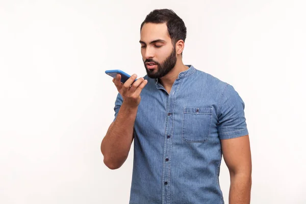 Mavi Gömlekli Elinde Cep Telefonu Olan Ciddi Sakallı Bir Adam — Stok fotoğraf