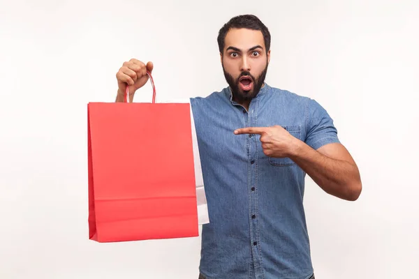 Ενθουσιασμένος Γενειοφόρος Που Δείχνει Χρωματιστές Χάρτινες Σακούλες Έκπληκτος Καλά Ψώνια — Φωτογραφία Αρχείου