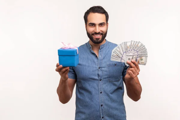 Hombre Guapo Positivo Con Barba Camisa Azul Sosteniendo Dinero Efectivo — Foto de Stock