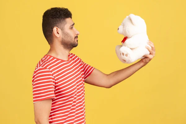 Perfil Retrato Barbudo Hombre Agarrado Mano Mirando Oso Juguete Blanco — Foto de Stock