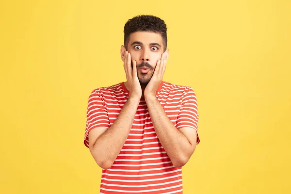 Überraschter Bärtiger Mann Gestreiften Roten Shirt Die Hände Vor Dem — Stockfoto