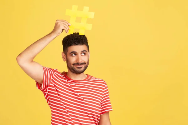 Homem Barbudo Pensativo Camiseta Listrada Segurando Placa Sinal Hashtag Amarela — Fotografia de Stock