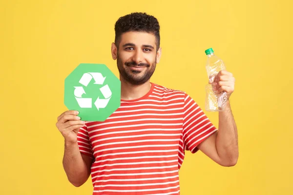 Feliz Homem Satisfeito Com Barba Shirt Listrada Pressionando Garrafa Segurando — Fotografia de Stock