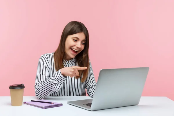 Hebben Nodig Positieve Vrouwelijke Kantoormedewerker Gestreept Hemd Wijzend Naar Laptop — Stockfoto