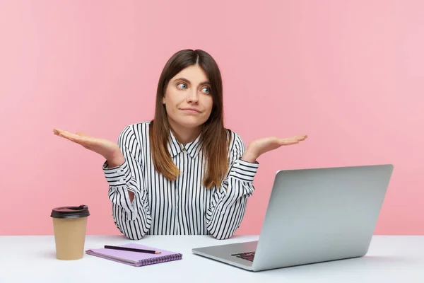 Verwirrte Unsichere Büroangestellte Gestreiftem Hemd Zuckt Mit Den Schultern Und — Stockfoto