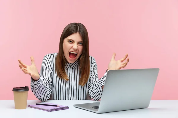 Wat Wil Van Geïrriteerde Vrouwelijke Kantoormedewerker Zittend Het Werk Met — Stockfoto