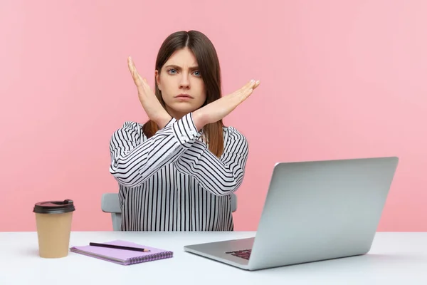 Overstuur Bazige Kantoormedewerker Die Het Werk Handen Kruist Met Tekens — Stockfoto