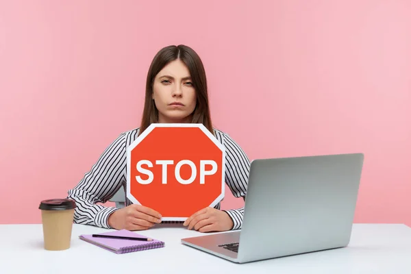 Travailleuse Bureau Sérieuse Tenant Symbole Arrêt Avertissement Avec Panneau Signalisation — Photo