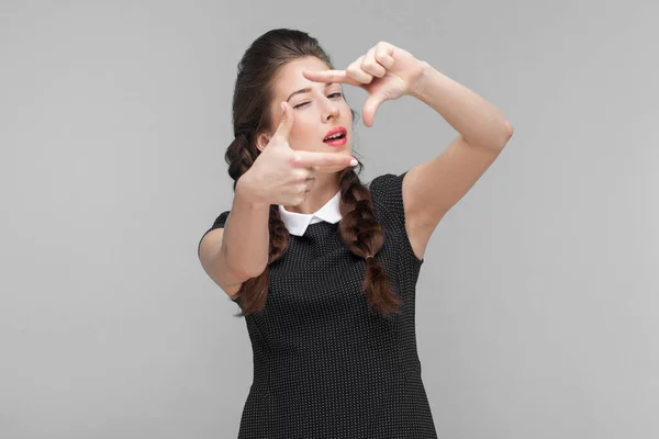 Väl Klädd Ung Kvinna Visar Ram Tecken Och Blinka Inomhus — Stockfoto