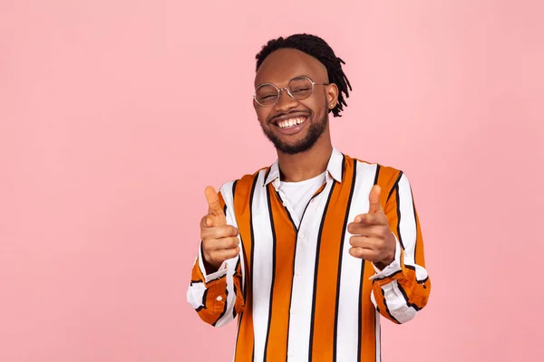 Emocionado Hombre Afro Americano Feliz Con Barba Rastas Camisa Rayada — Foto de Stock