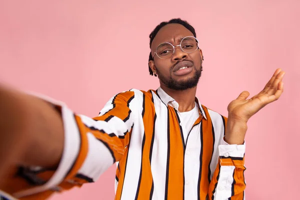 Infeliz Louco Afro Americano Blogueiro Homem Com Barba Dreadlocks Camisa — Fotografia de Stock