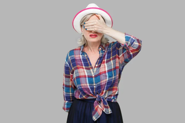 Don Want See Portrait Scared Shocked Modern Stylish Mature Woman — Stock Photo, Image