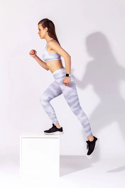 Full Length Side View Persistent Athletic Woman White Sportswear Κάνοντας — Φωτογραφία Αρχείου