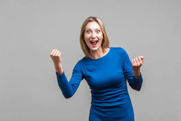 Consegui Retrato Mulher Bem Sucedida Satisfeita Vestido Azul Com Punhos — Fotografia de Stock