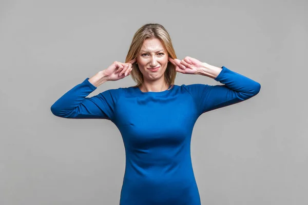 Não Quero Ouvir Retrato Mulher Insatisfeita Elegante Vestido Azul Apertado — Fotografia de Stock