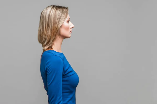 Perfil Jovem Empresária Confiante Vestido Azul Elegante Olhando Para Direita — Fotografia de Stock