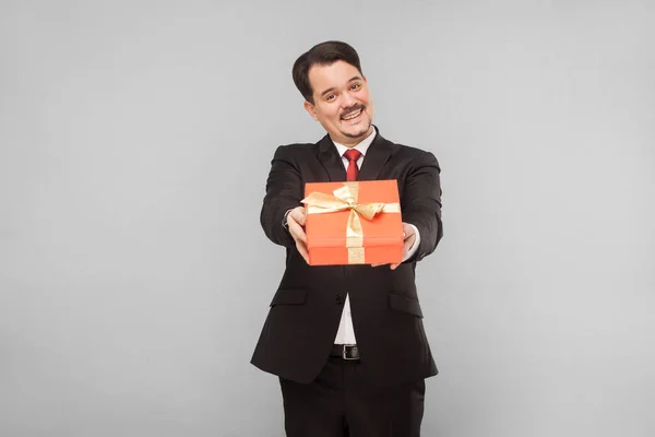 Επιχειρηματίας Κρατώντας Κόκκινο Κουτί Δώρου Δώρο Για Σένα Εσωτερική Στούντιο — Φωτογραφία Αρχείου