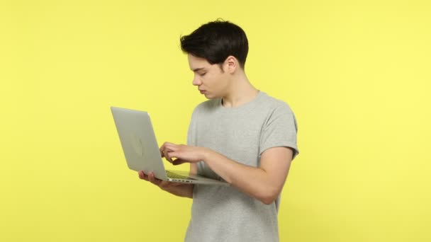 Gri Tişörtlü Genç Bir Öğrenci Dizüstü Bilgisayarda Yazıyor Bilgi Teknolojisi — Stok video