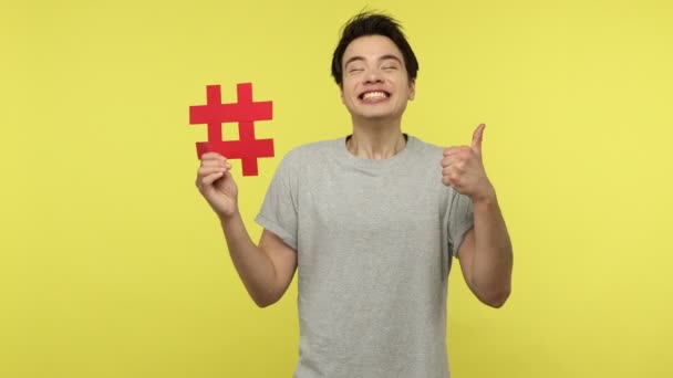 Estremamente Eccitato Adolescente Blogger Mostrando Pollici Mano Rosso Hashtag Segno — Video Stock