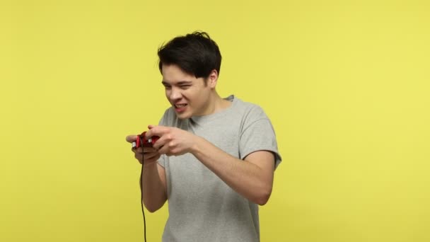 Gri Tişörtlü Genç Bir Erkek Oyuncu Kablolu Joypad Ile Video — Stok video